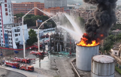 大流量压缩空气泡沫主战车配套2台举高消防车灭火油罐火试验