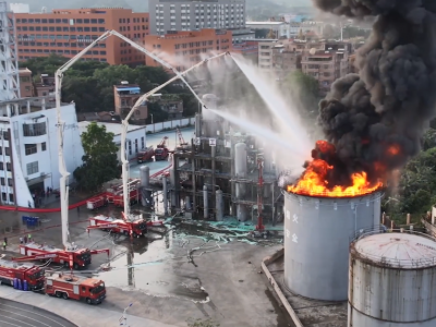 大流量压缩空气泡沫主战车配套2台举高消防车灭火油罐火试验